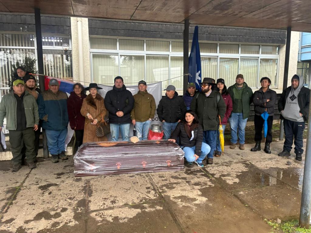 Con ataúd simbólico agricultores advierten al Gobierno muerte del sector agricultores ataud 1 (w)