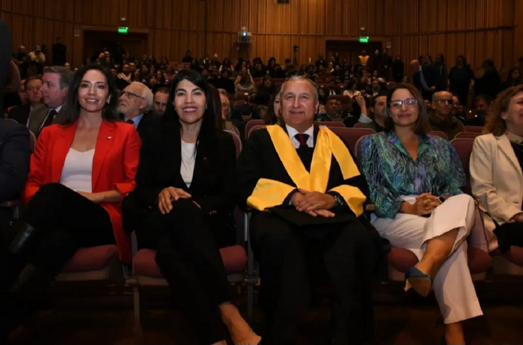 Inauguración del año académico de la Universidad Austral 2026. Ministra de Ciencias, Ximena Lincolao, junto al rector de la UACh, Egon Montecinos.