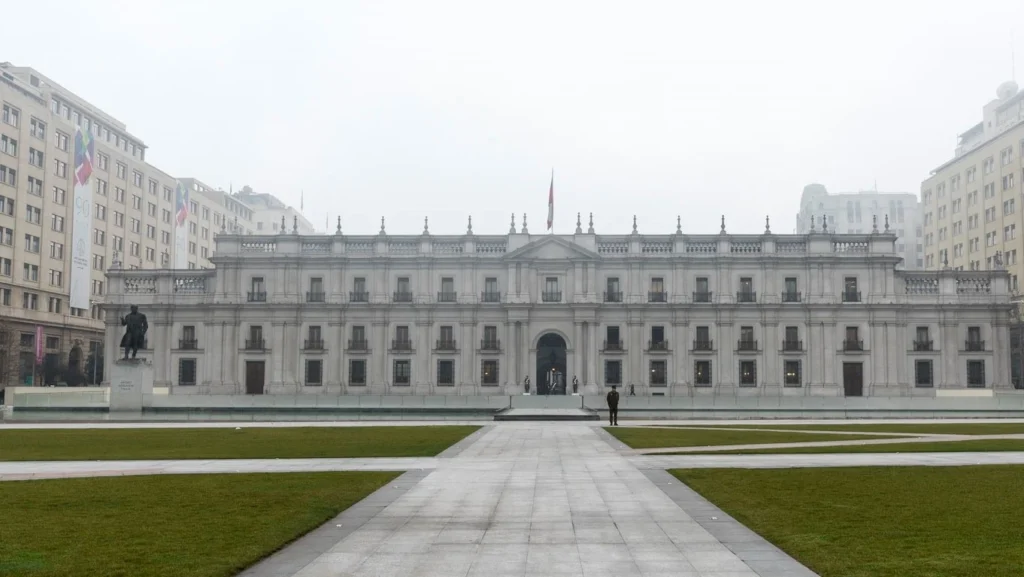 Proyecto de Reconstrucción hunde popularidad de presidente Kast: crece desaprobación a su gestión y aumenta rechazo a la “Megarreforma” palacio de la moneda monumentos nacionales w