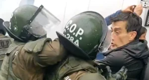Estudiantes de la Confech se manifiestan en contra de los recortes en educación.