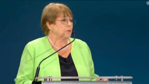 Expresidenta Michelle Bachelet en debate por la Secretaría General de las Naciones Unidas: “Es hora de que las mujeres estén al timón”