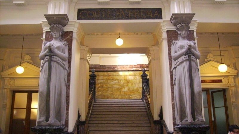 Corte Suprema remueve a 11 jueces por realizar viajes al extranjero haciendo uso de licencias médicas