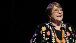 Michelle Bachelet llama a la unidad del sector para ser “una alternativa” y asegura que no se irá “para la casa”