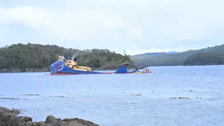 Comunidades de Guaitecas denuncian posible derrame de petróleo tras varamiento de barco que presta servicios a salmoneras de la zona
