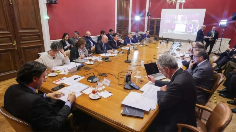 Proyecto que posterga inicio de la Ley de Datos Personales avanza a la Cámara con plazo más acotado