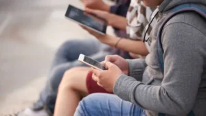 Proyecto de ley fija en 14 años la edad para abrir redes sociales y obliga a las empresas a resguardar la seguridad infantil