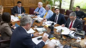 Avanza proyecto de ley para que médicos especialistas se mantengan en las zonas extremas