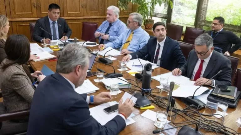 Avanza proyecto de ley para que médicos especialistas se mantengan en las zonas extremas