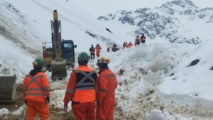 Avalancha en sector Rajo Sur de El Teniente deja vehículo atrapado y se desaroolan labores de rescate