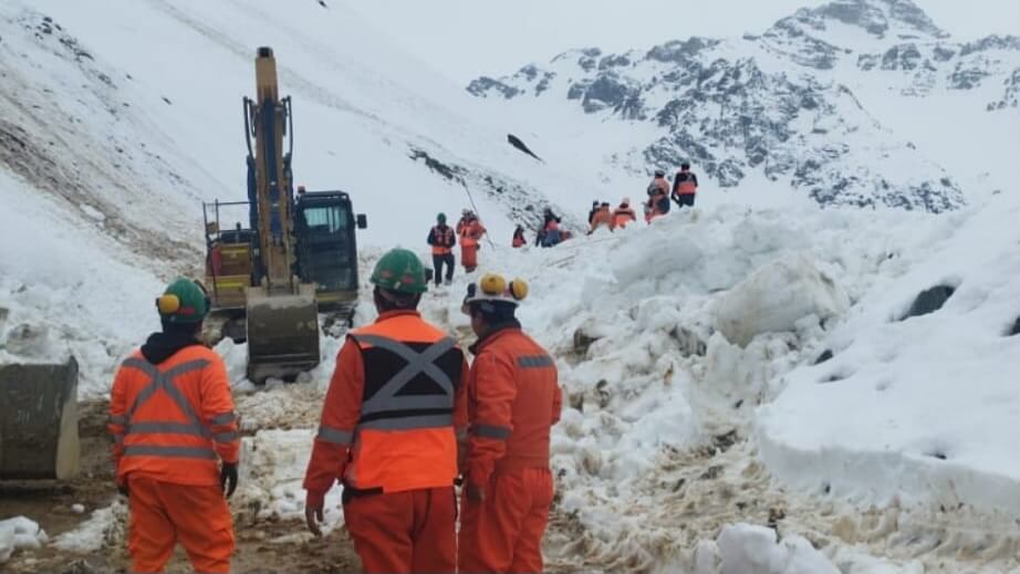 Avalancha en sector Rajo Sur de El Teniente deja vehículo atrapado y se desaroolan labores de rescate